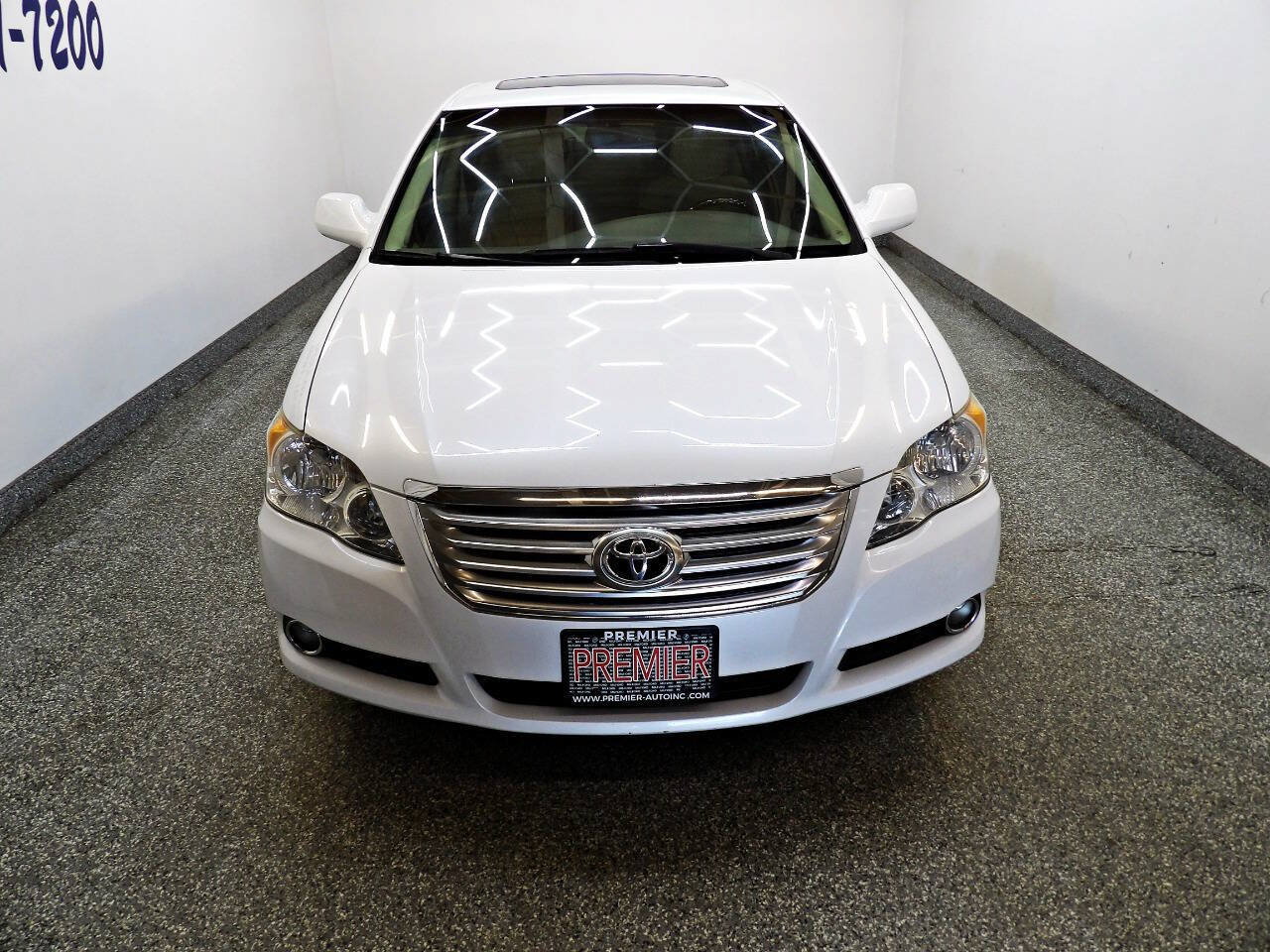 Used 2009 Toyota Avalon Limited FWD image 2