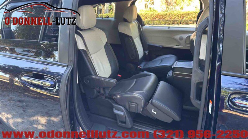 Used 2025 Toyota Sienna Platinum image 14