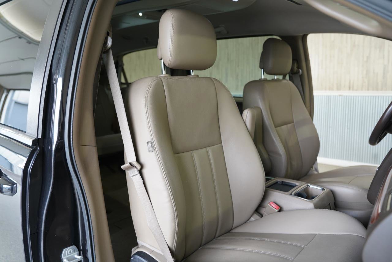 Used 2016 Chrysler Town & Country Touring FWD image 28