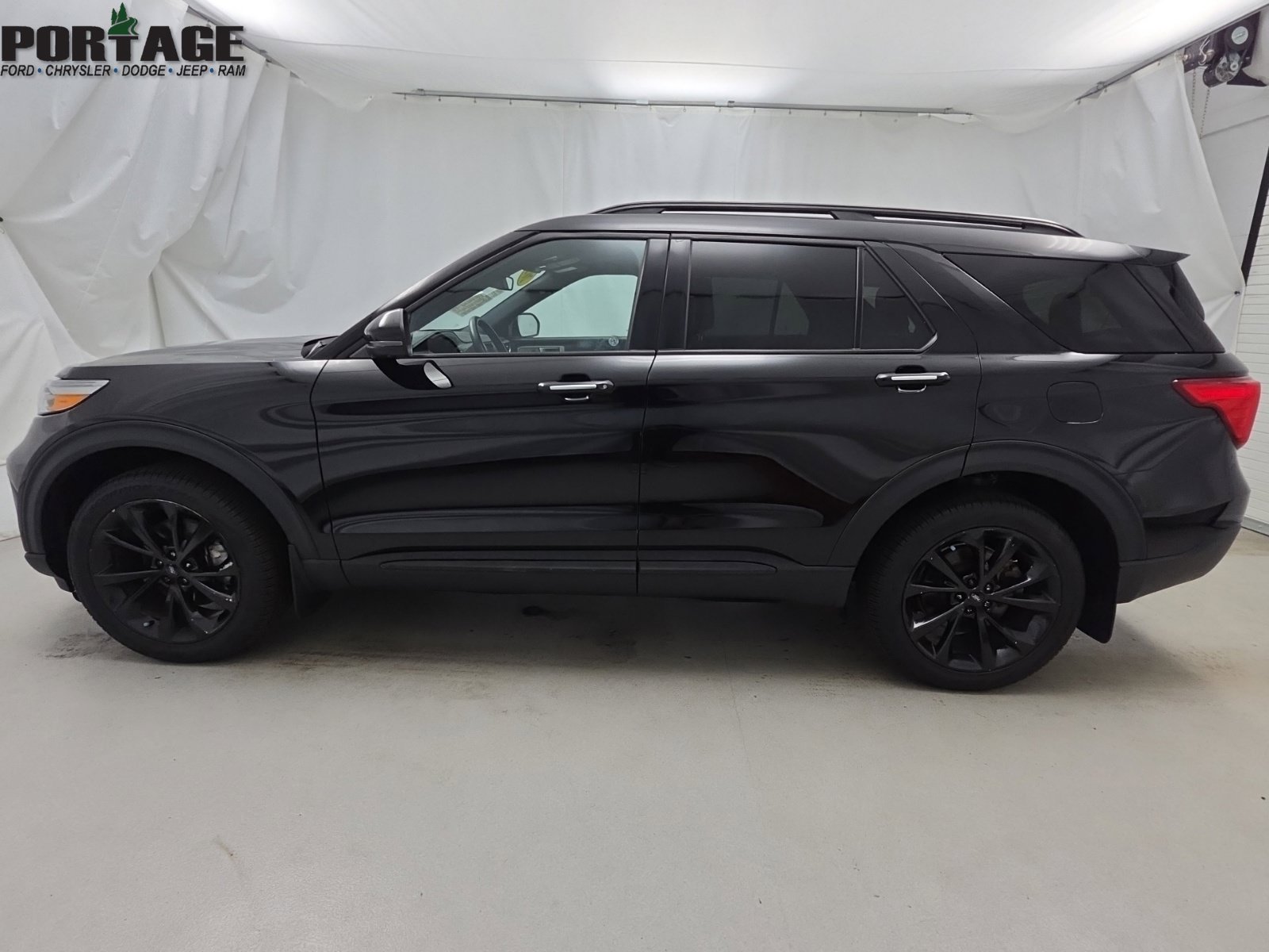 Used 2022 Ford Explorer Platinum w/ Class IV Trailer Tow Package AWD/4WD image 4