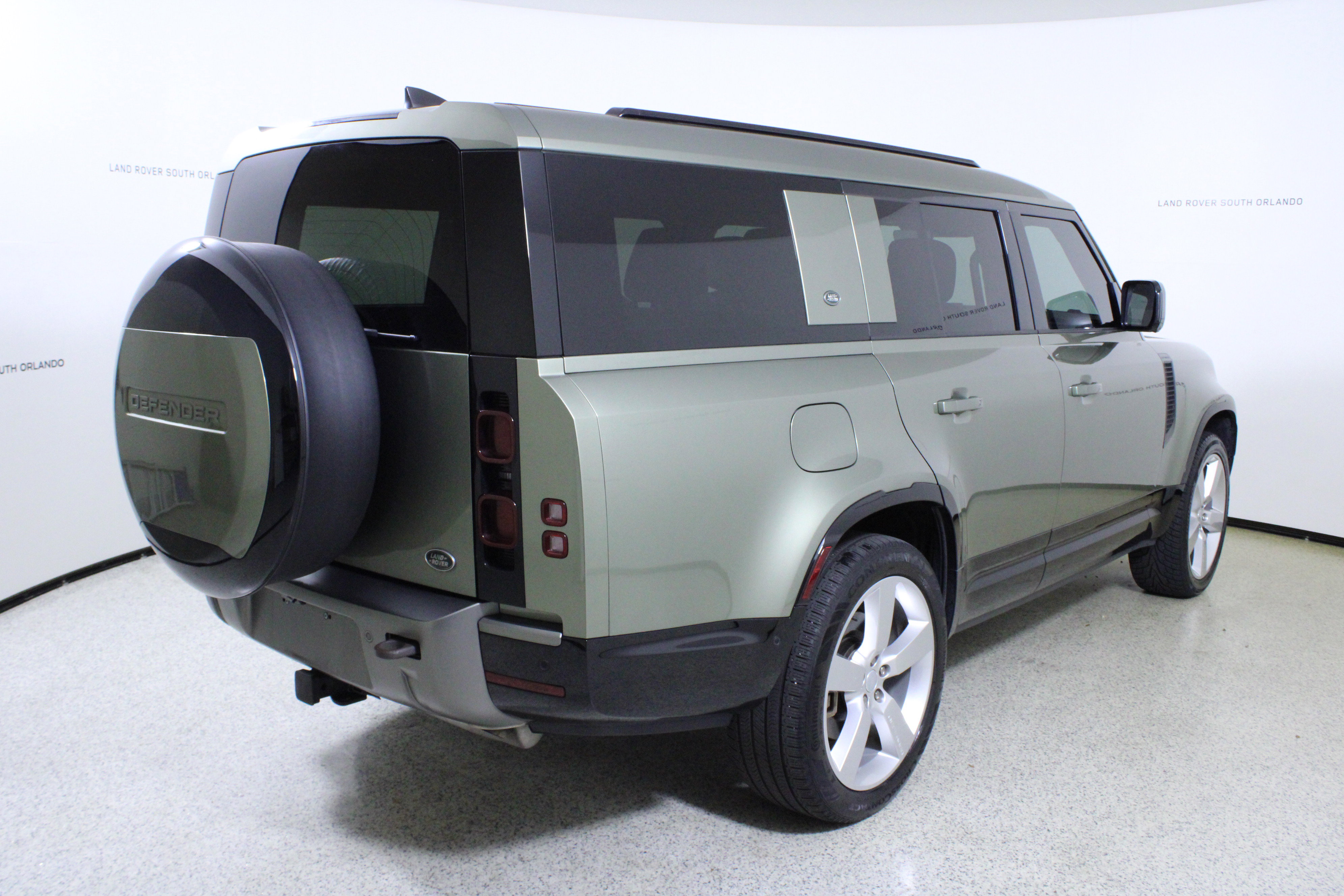 Used 2023 Land Rover Defender 130 X-Dynamic SE image 7