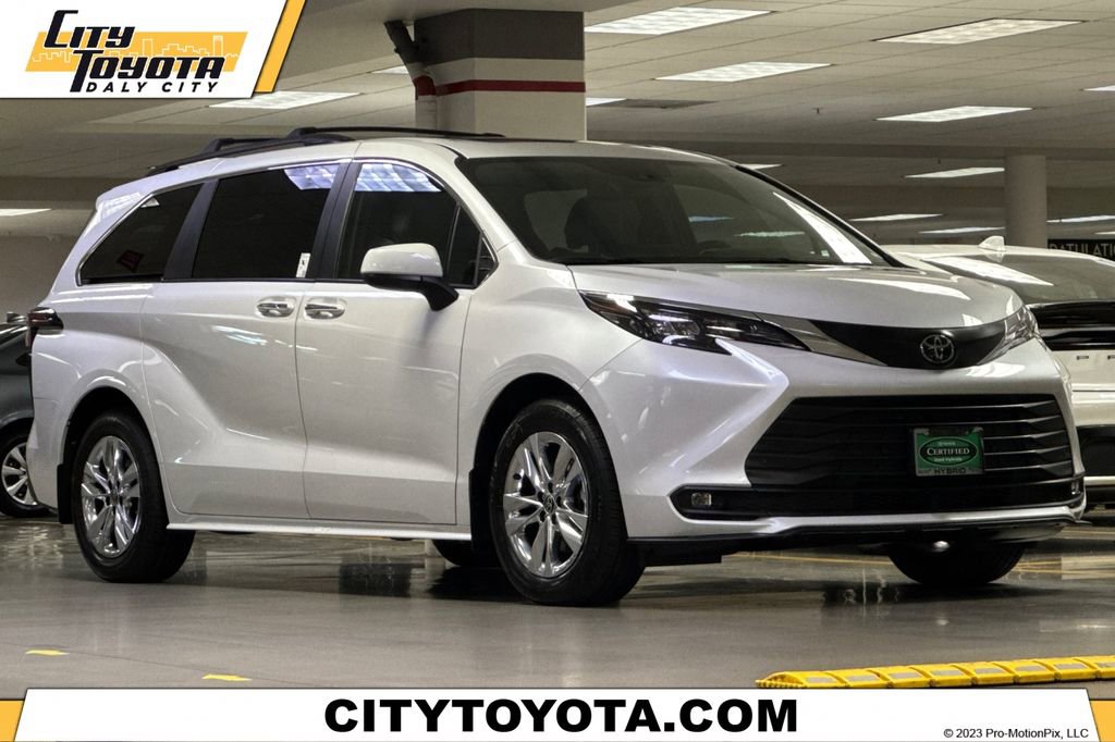 Certified 2026 Toyota Sienna XLE image 1