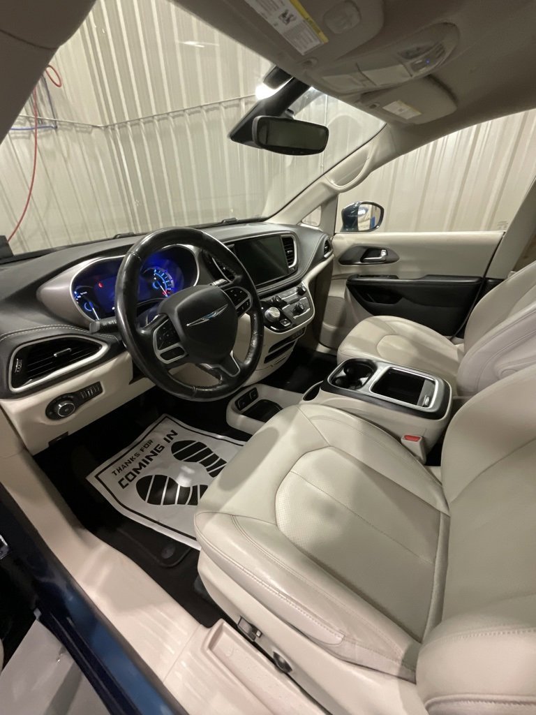 Used 2021 Chrysler Pacifica Touring-L image 9