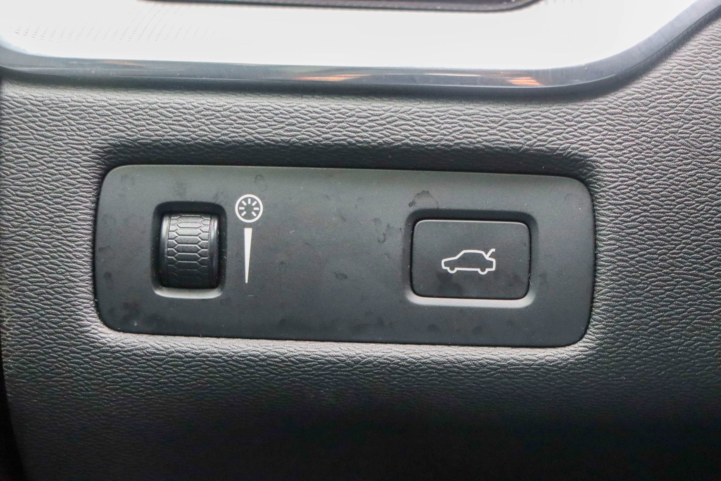 Used 2018 Volvo XC60 T6 R-Design w/ Convenience Package image 31