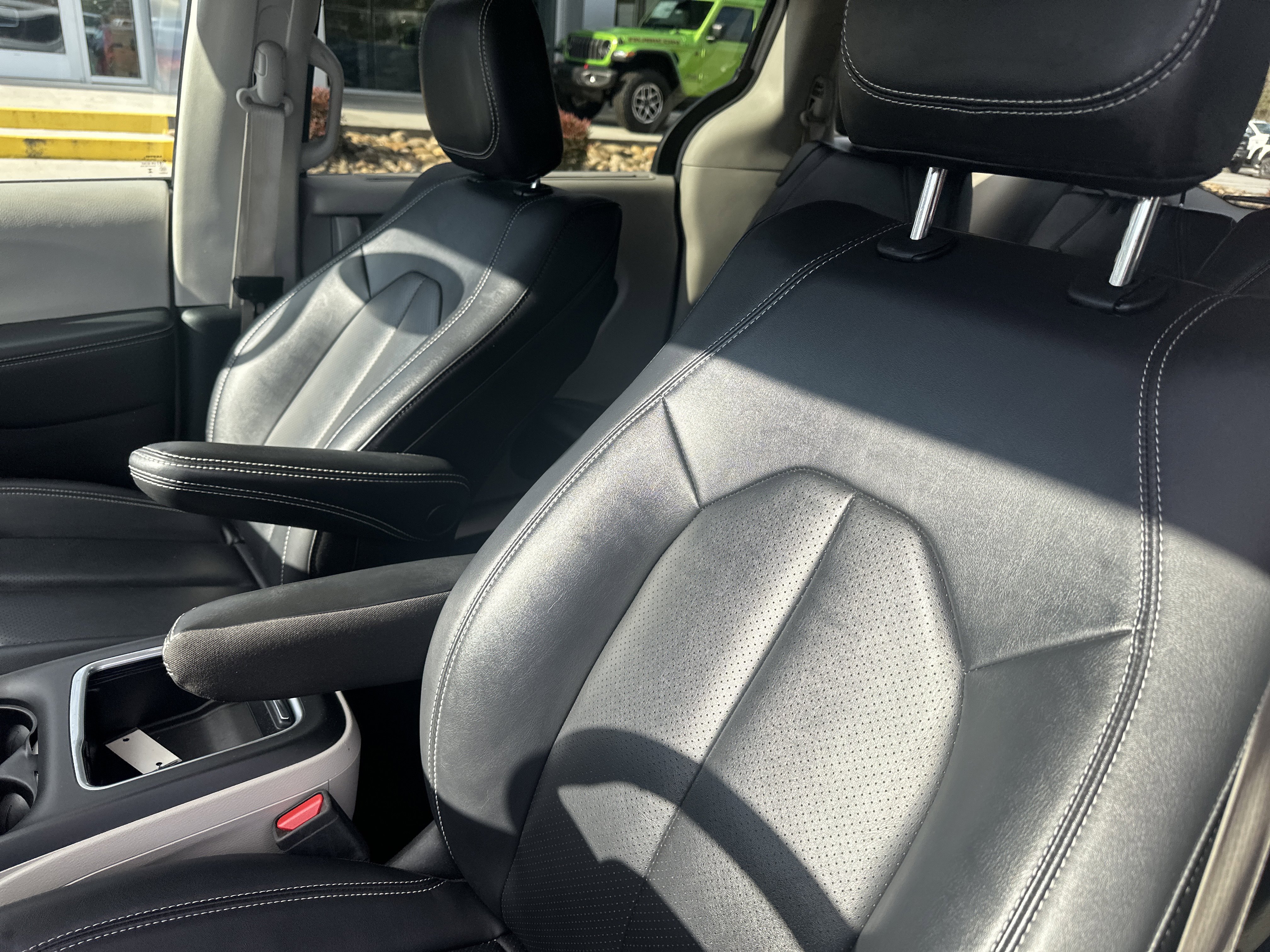 Used 2024 Chrysler Pacifica Touring-L image 15