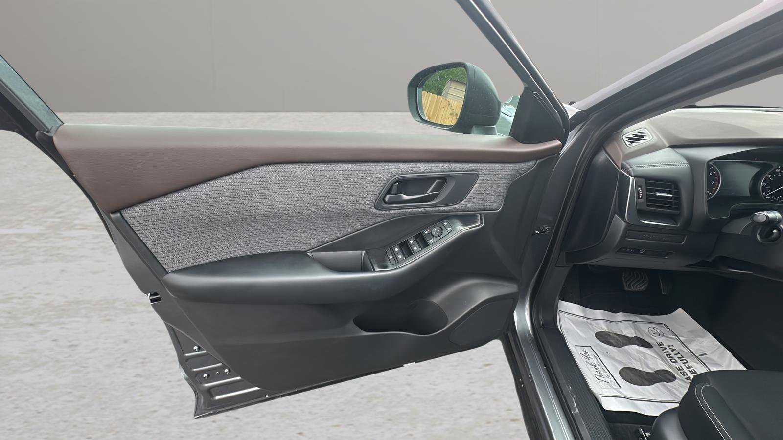 Used 2023 Nissan Rogue S AWD/4WD image 18