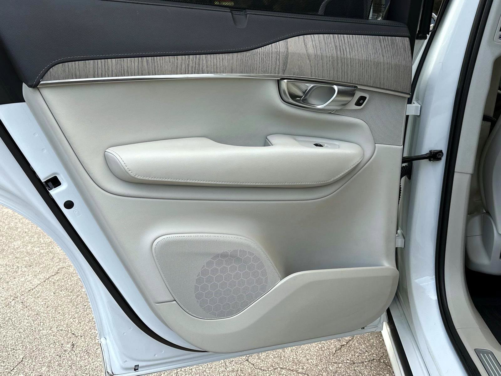 Certified 2023 Volvo XC90 B6 Ultimate w/ Protection Package Premier image 13
