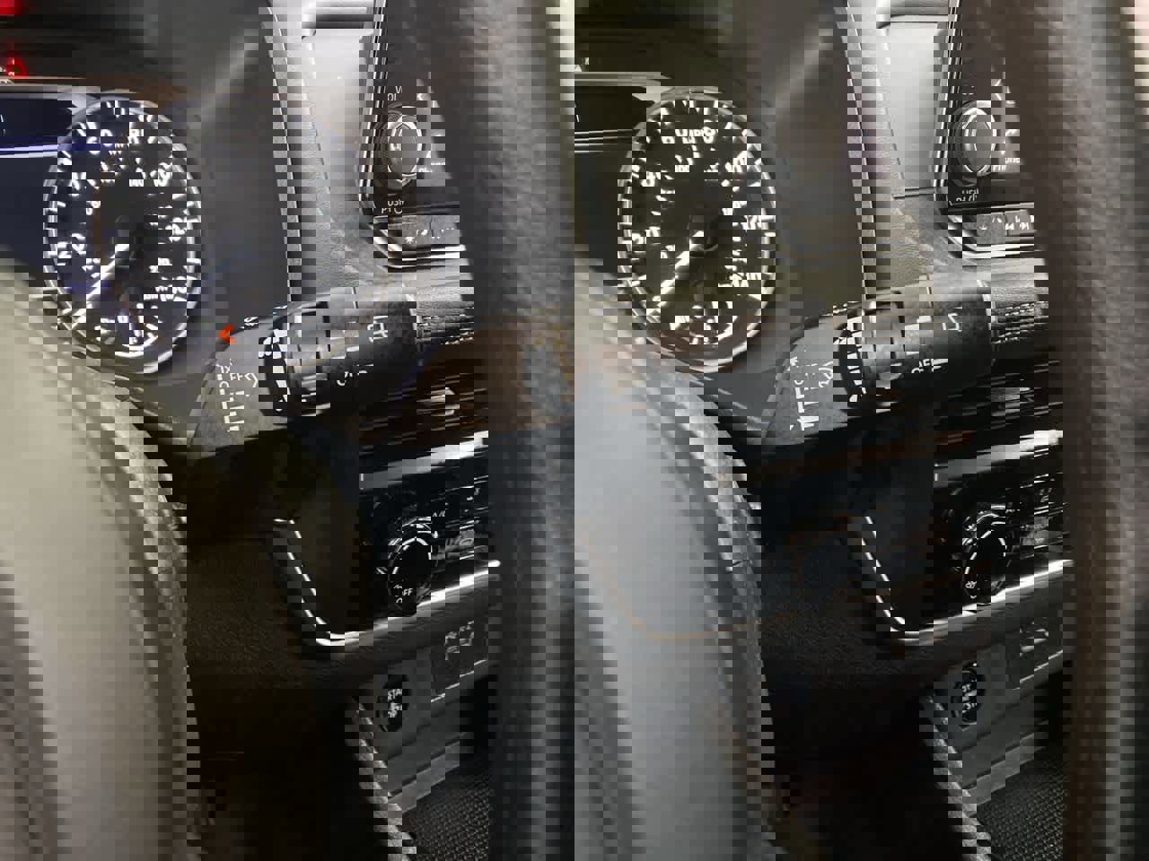 Used 2024 Nissan Rogue S image 22