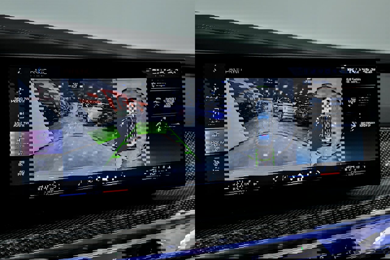 Used 2025 BMW 760i xDrive w/ Executive Package image 32