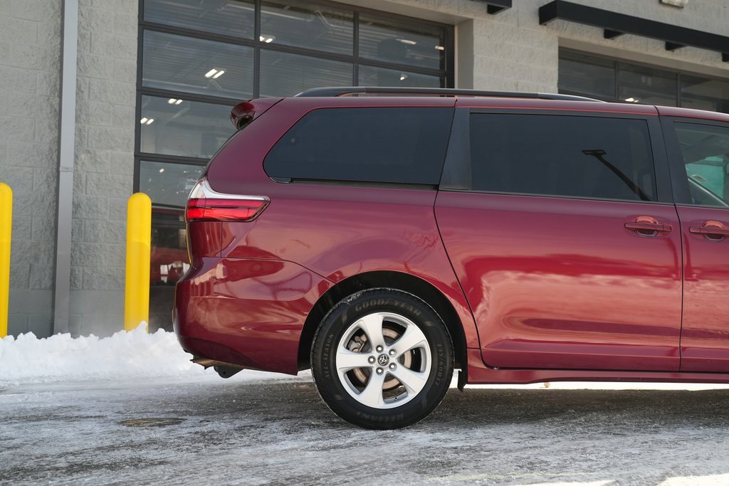Used 2018 Toyota Sienna LE image 10