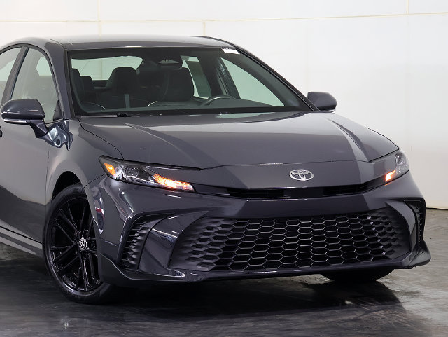 Used 2025 Toyota Camry SE FWD image 6