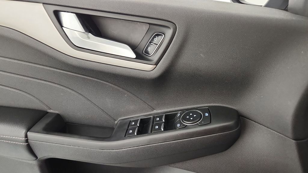 Used 2022 Ford Escape SEL image 16