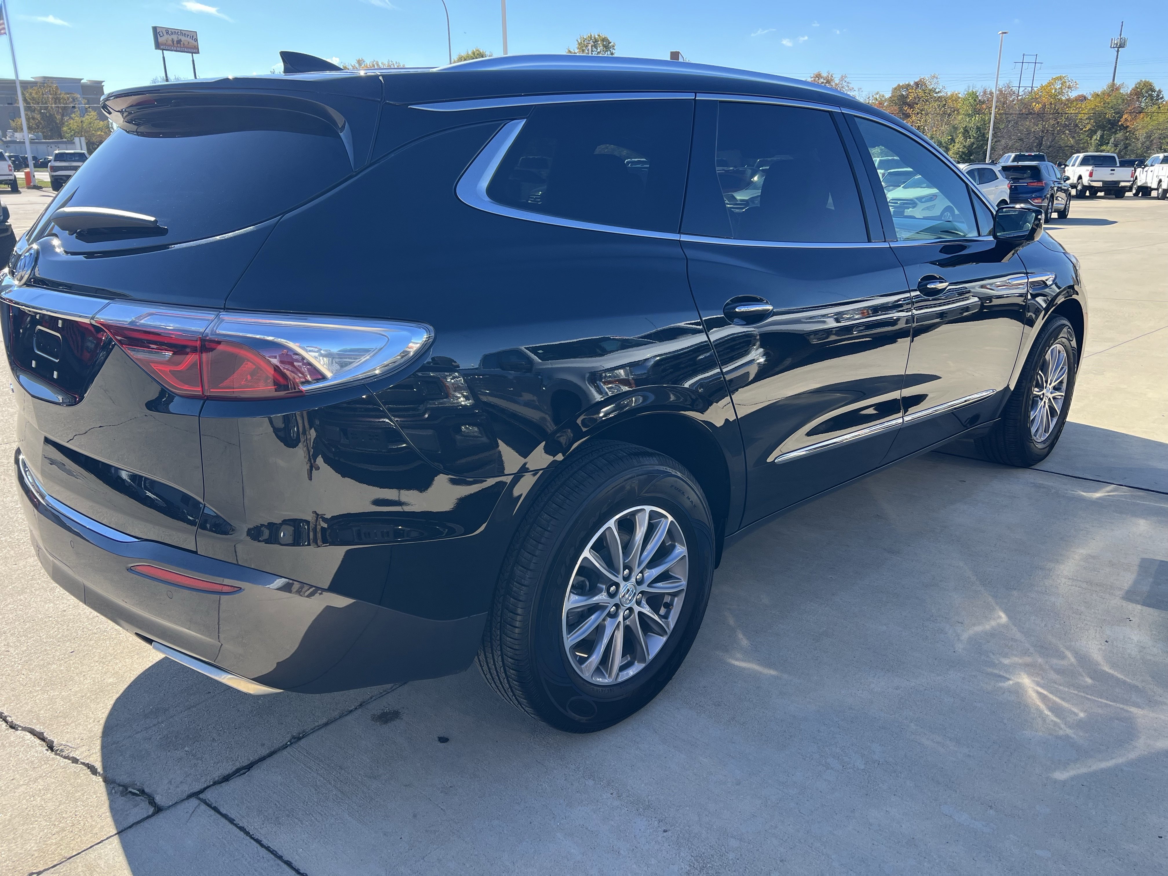 Used 2024 Buick Enclave Premium image 7