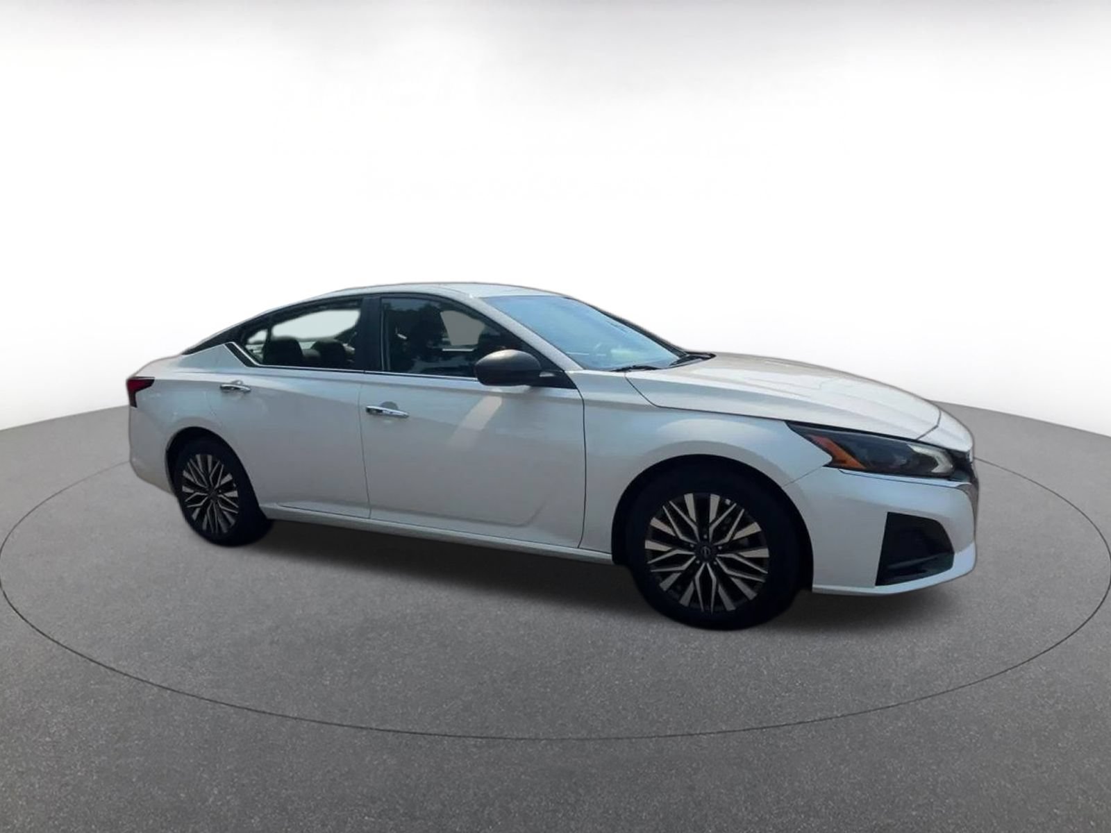 Used 2025 Nissan Altima 2.5 SV FWD image 2