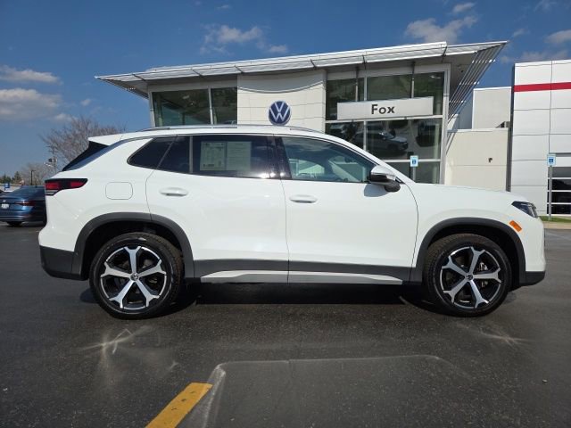 Used 2025 Volkswagen Tiguan SE w/ Panoramic Sunroof Package AWD/4WD image 9
