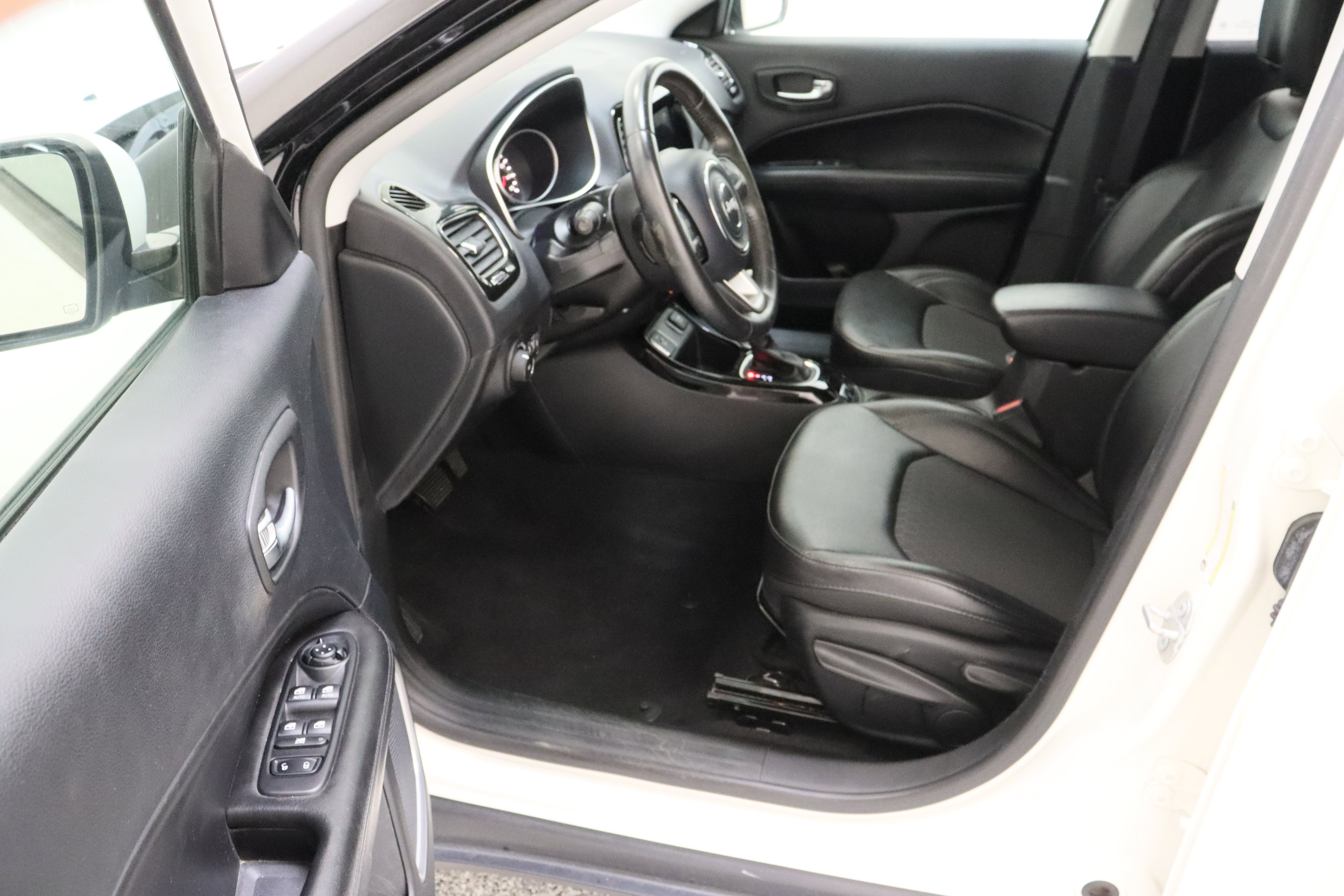 Used 2019 Jeep Compass Latitude image 14