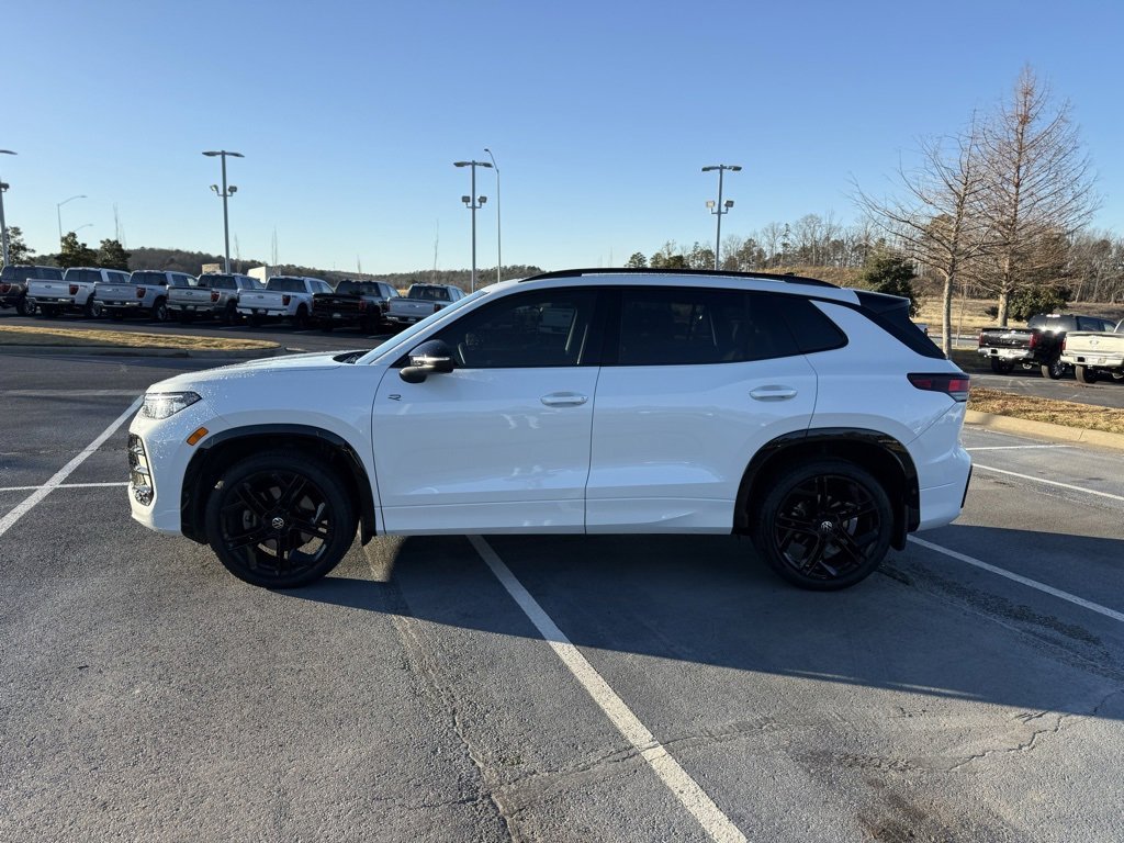 Used 2025 Volkswagen Tiguan SE R-Line image 4
