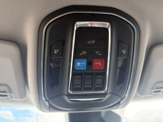 Used 2023 Jeep Grand Cherokee Limited w/ Luxury Tech Group II AWD/4WD image 35