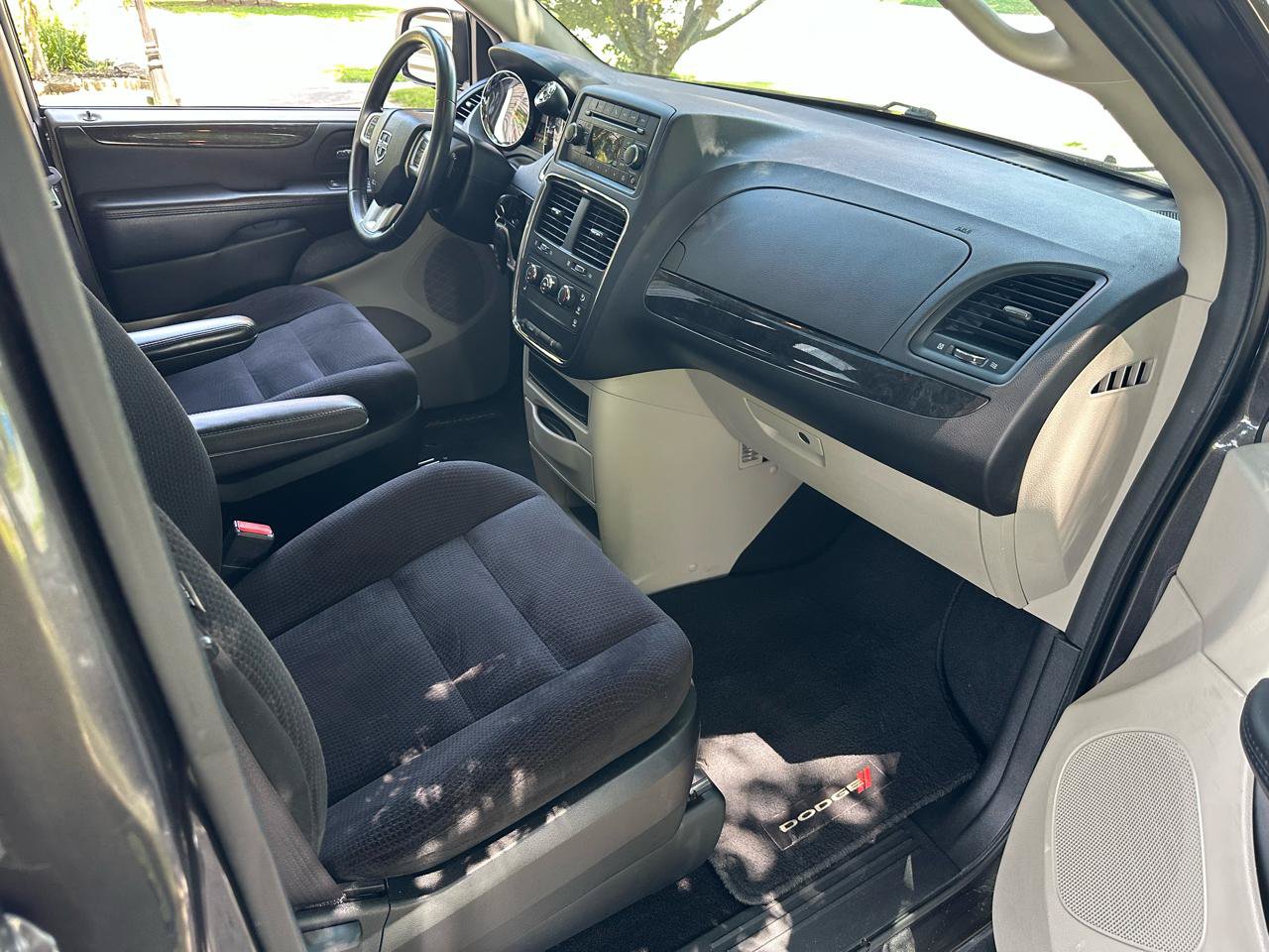 Used 2015 Dodge Grand Caravan American Value Package w/ UConnect Hands-Free Group FWD image 32