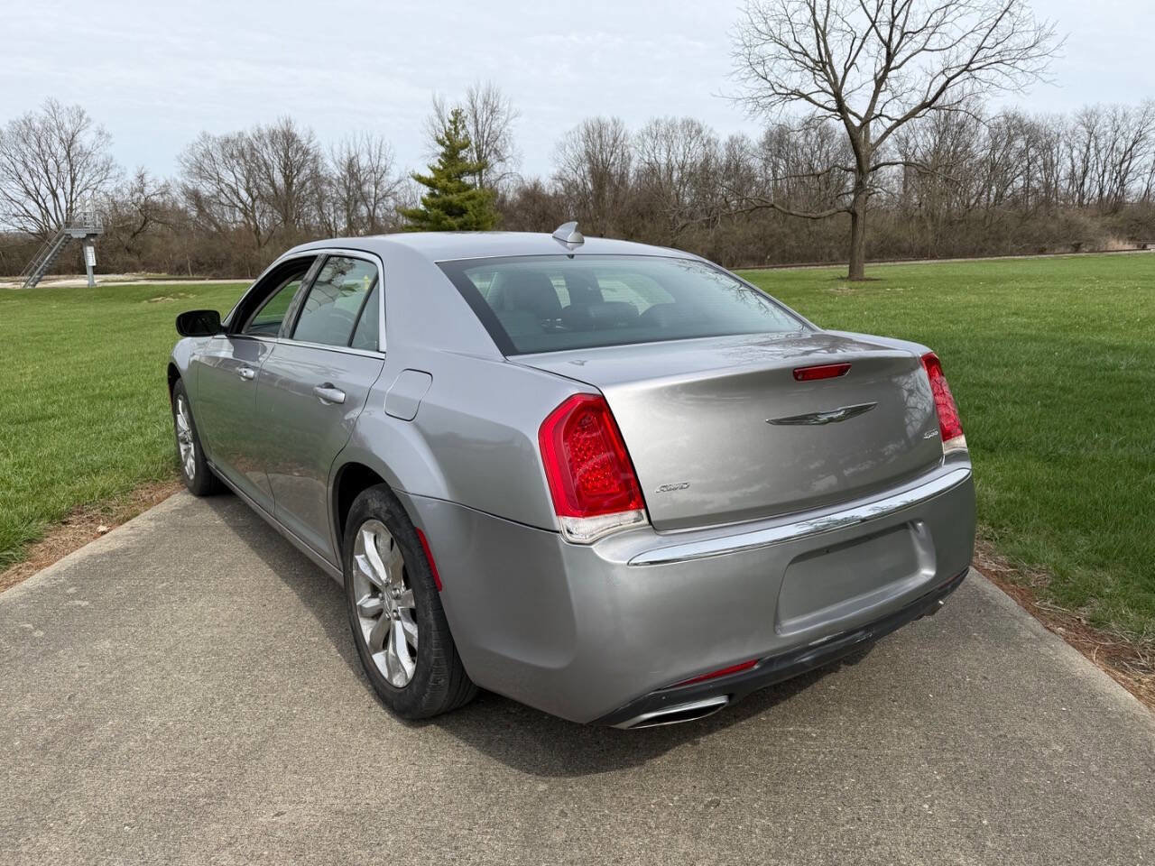 Used 2015 Chrysler 300 Limited w/ Driver Convenience Group image 7