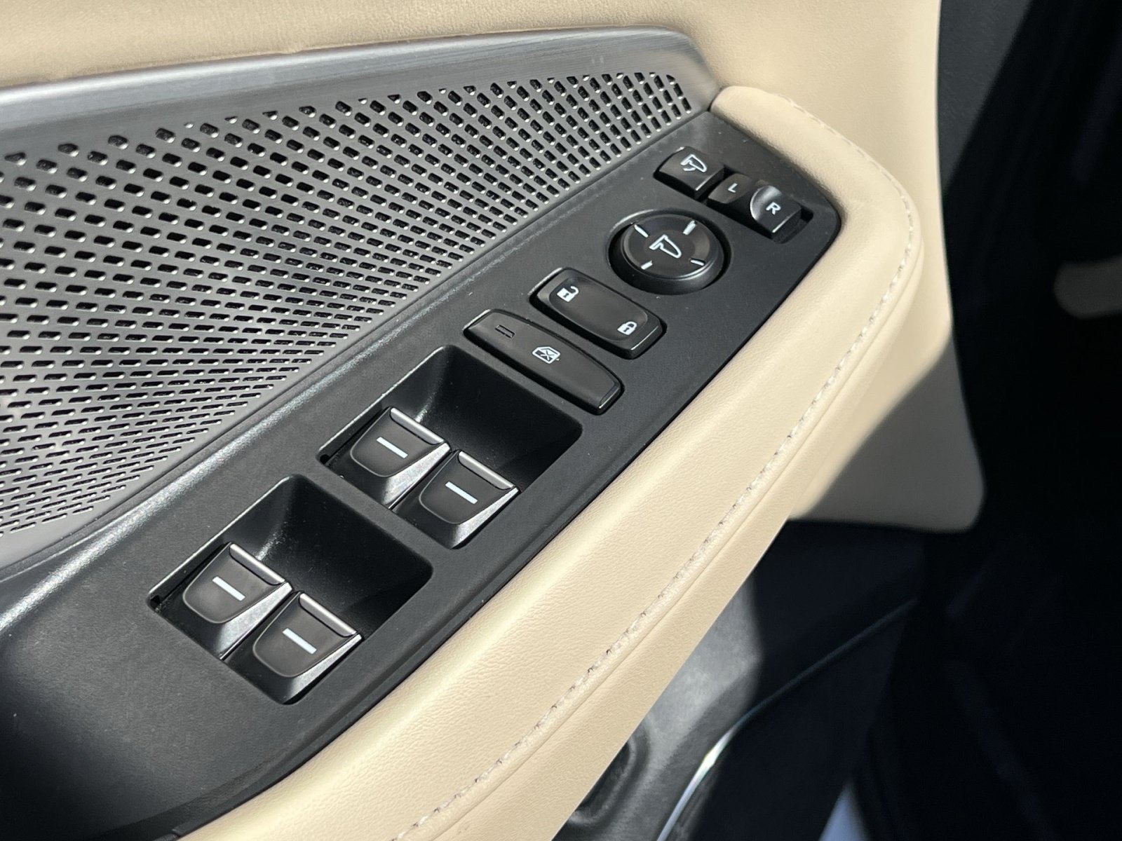 Certified 2024 Acura MDX w/ Technology Package FWD image 12