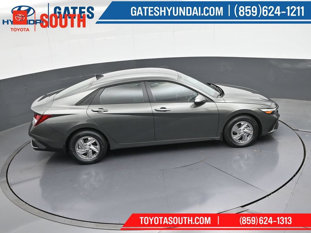 Used 2025 Hyundai Elantra SE FWD image 41