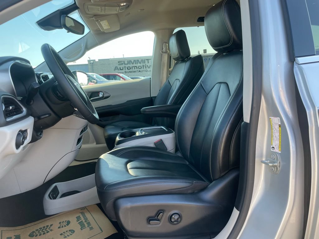 Used 2024 Chrysler Pacifica Touring-L FWD image 7