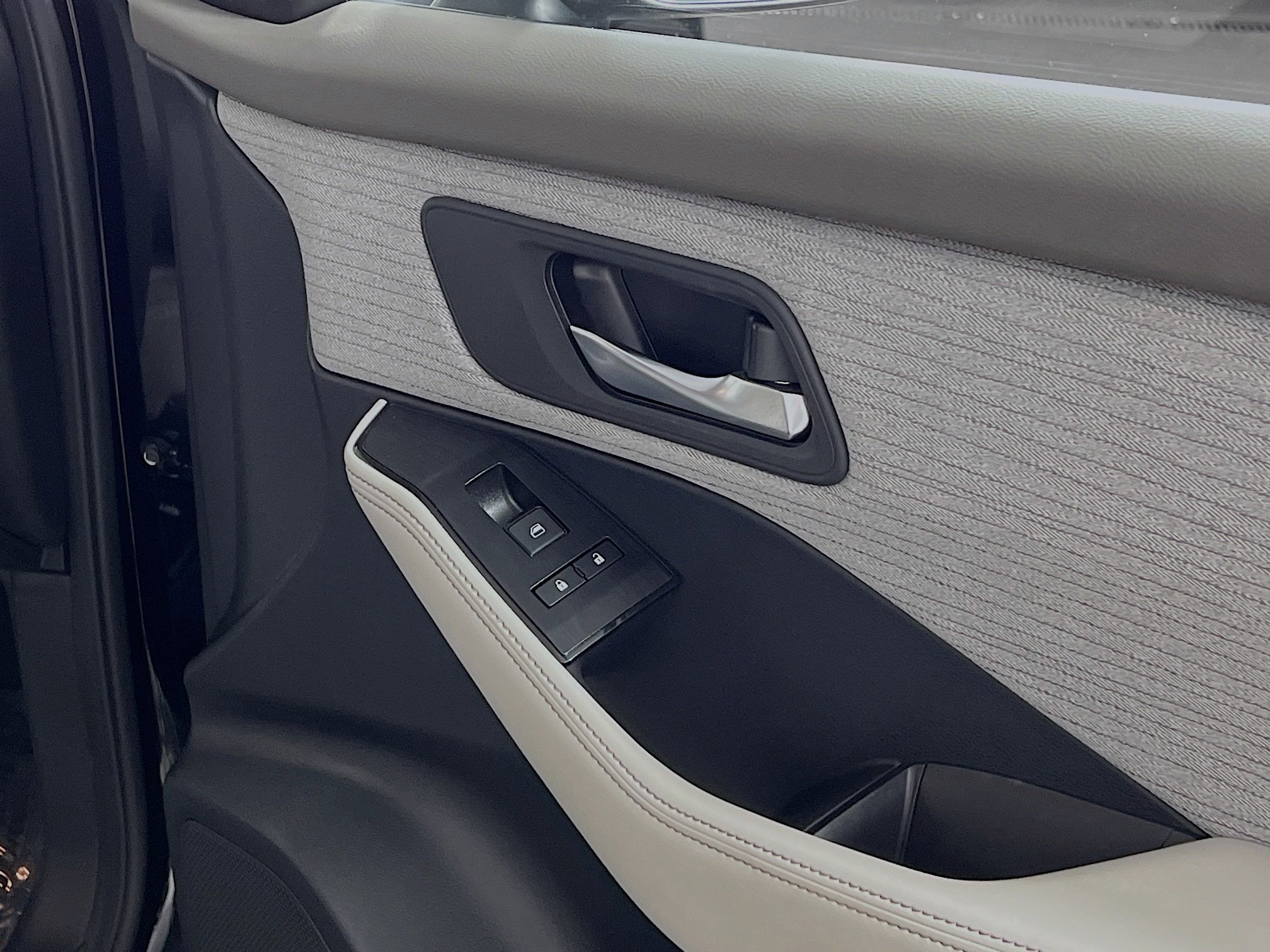 Used 2023 Nissan Rogue SV image 32