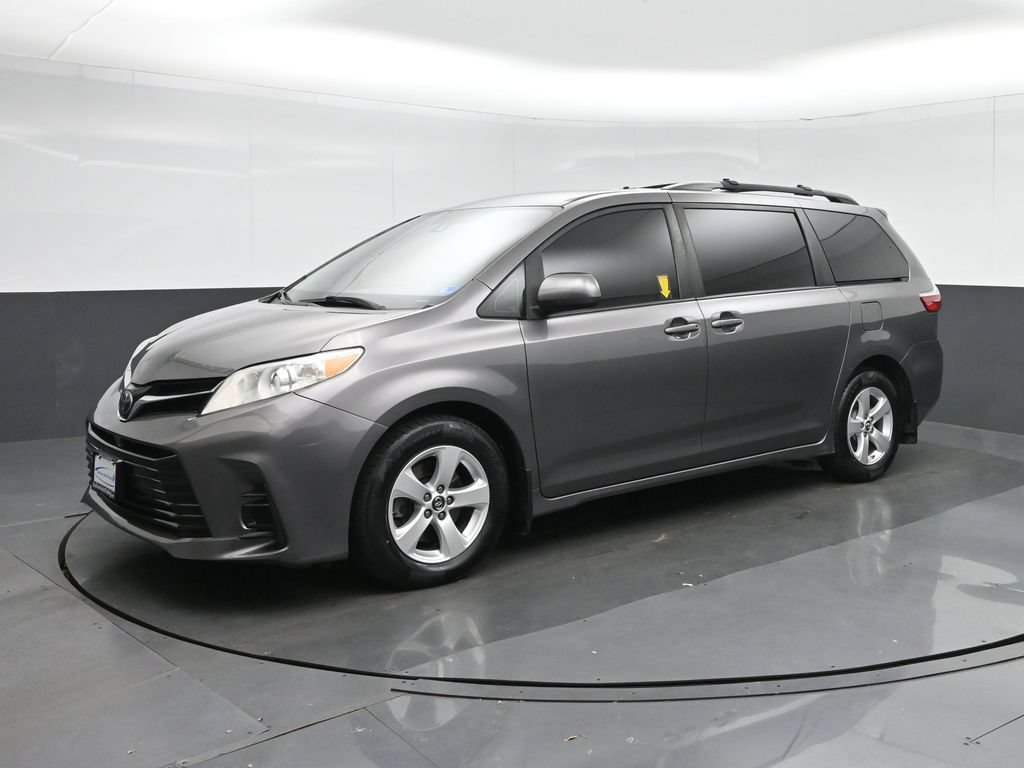 Used 2018 Toyota Sienna LE w/ Carpet Mat Package FWD image 3