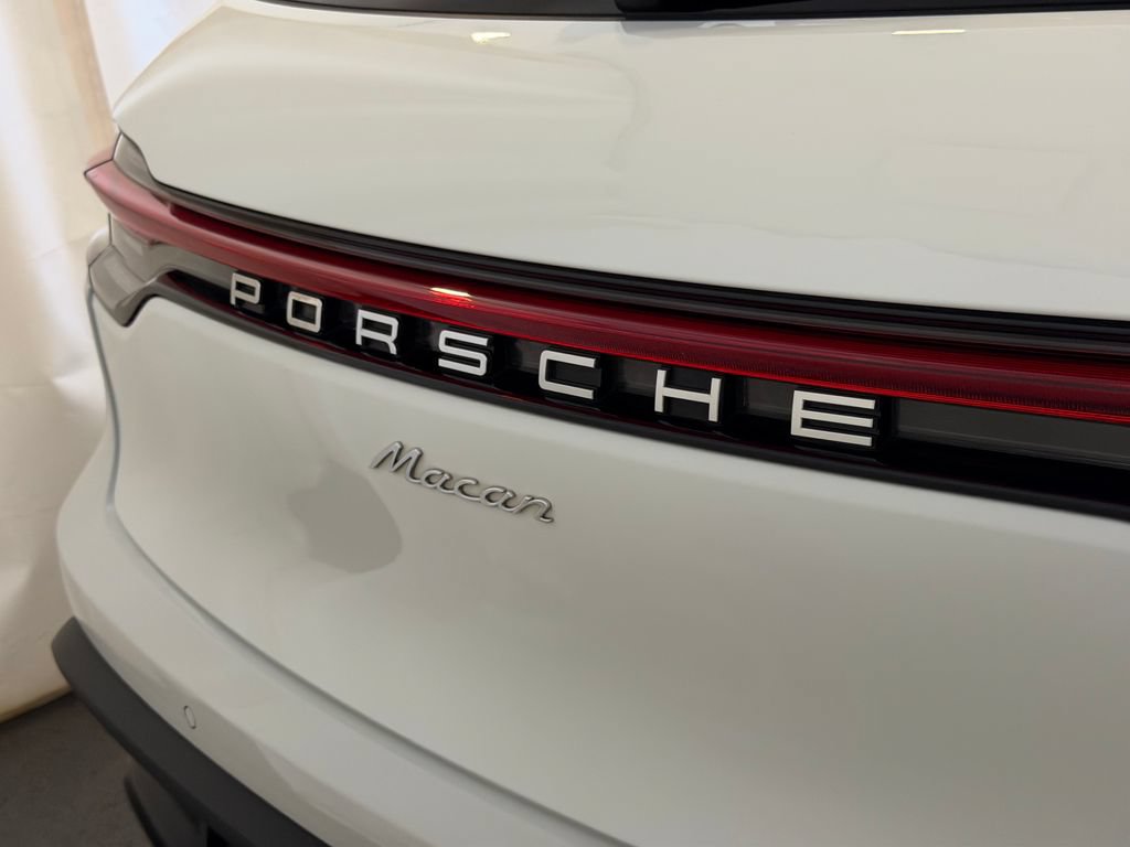Certified 2023 Porsche Macan AWD/4WD image 25
