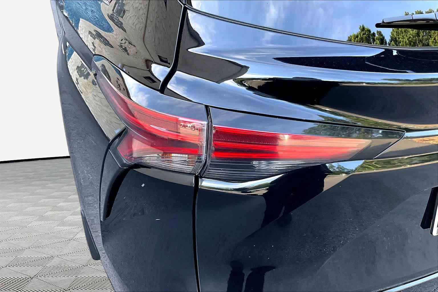 Certified 2024 Toyota Sienna XSE FWD image 29