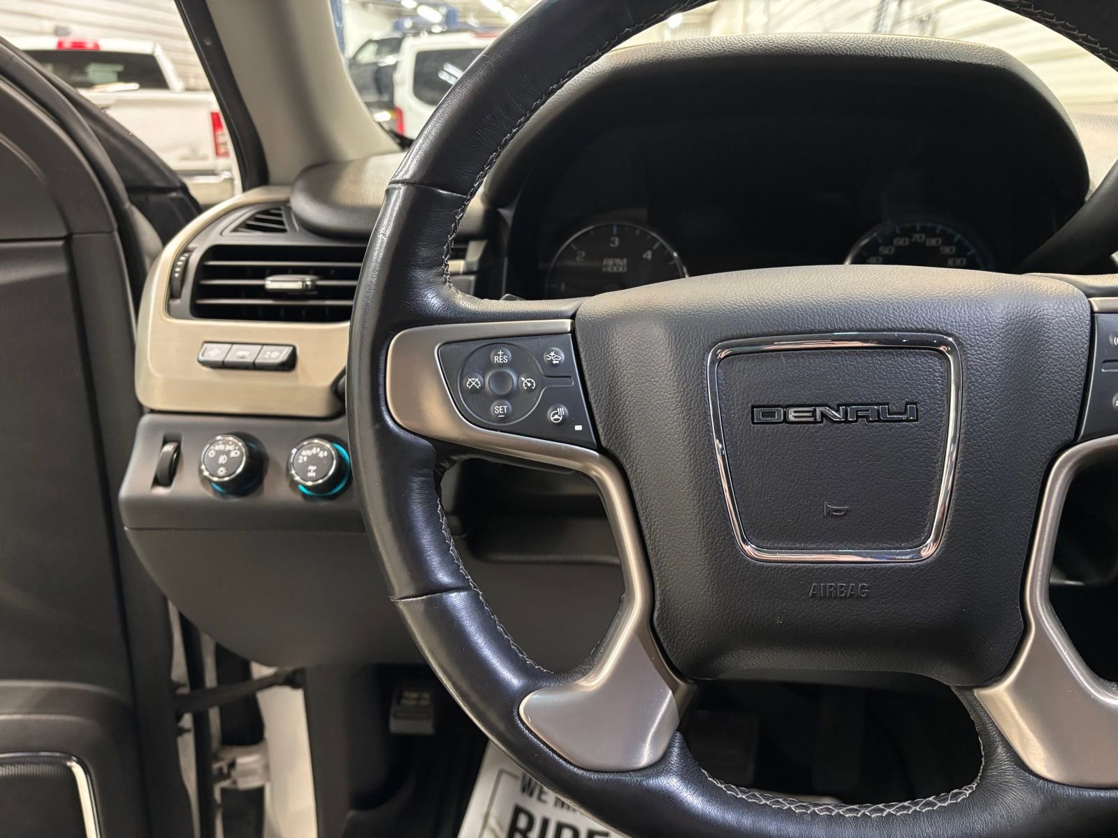 Used 2019 GMC Yukon XL Denali w/ Denali Ultimate Package AWD/4WD image 16