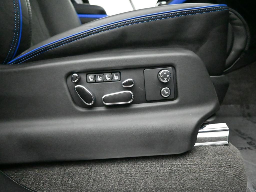 Used 2025 Bentley Bentayga AWD/4WD image 44