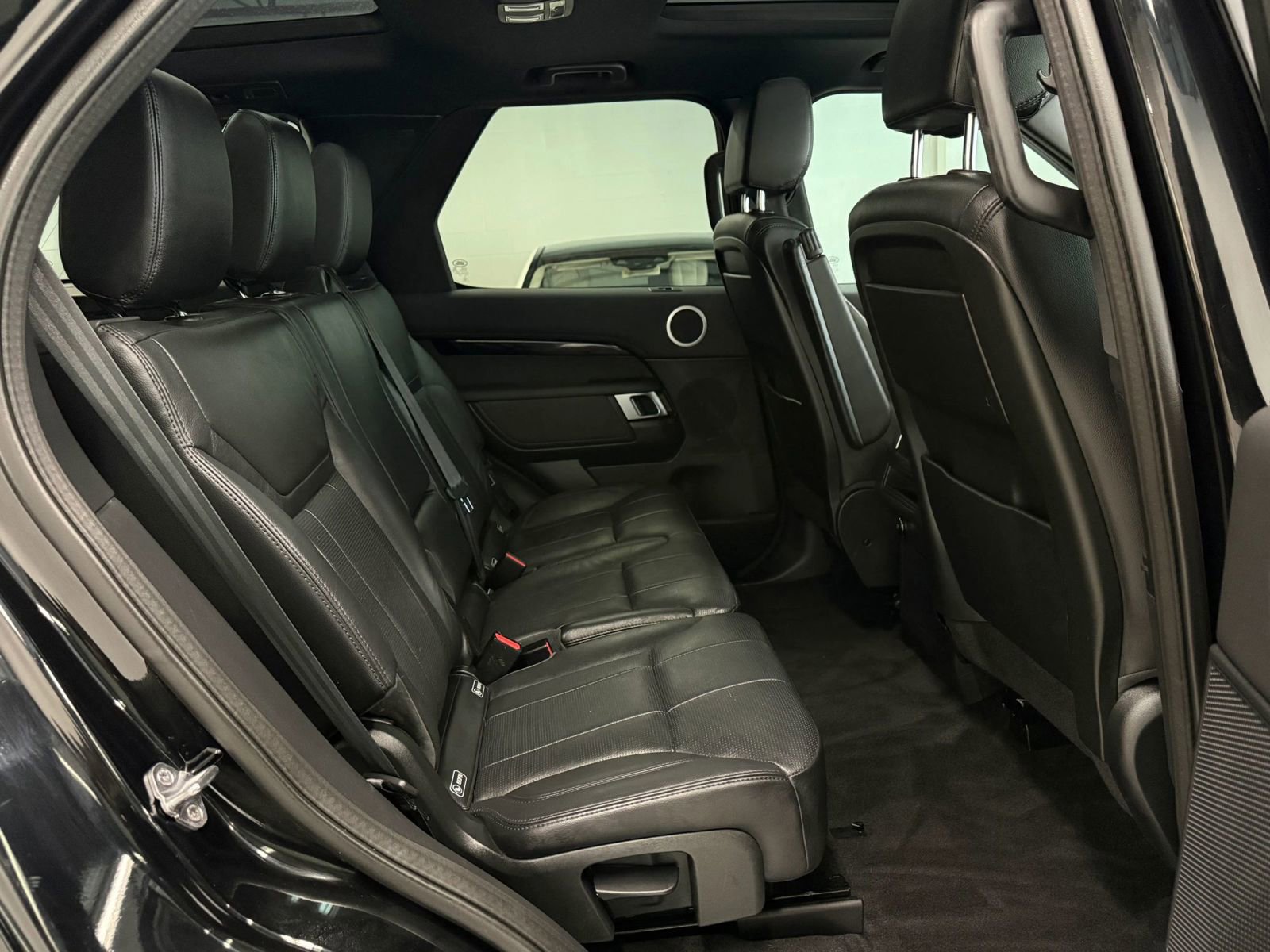 Used 2020 Land Rover Discovery SE image 21