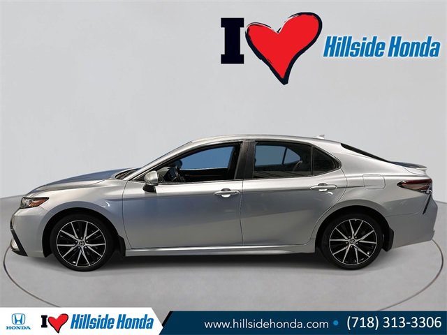 Used 2022 Toyota Camry SE image 2