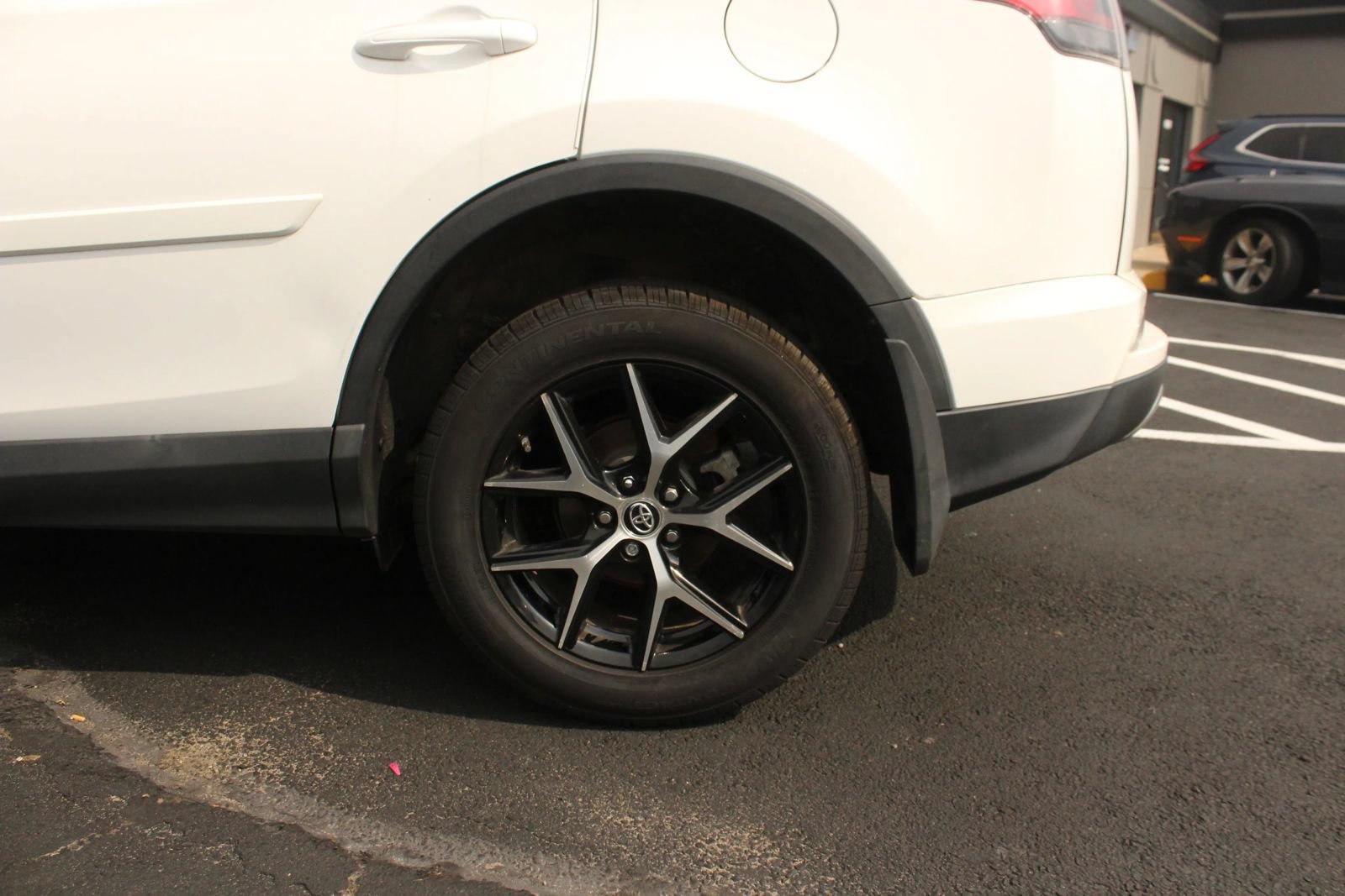 Used 2014 Toyota RAV4 XLE AWD/4WD image 4