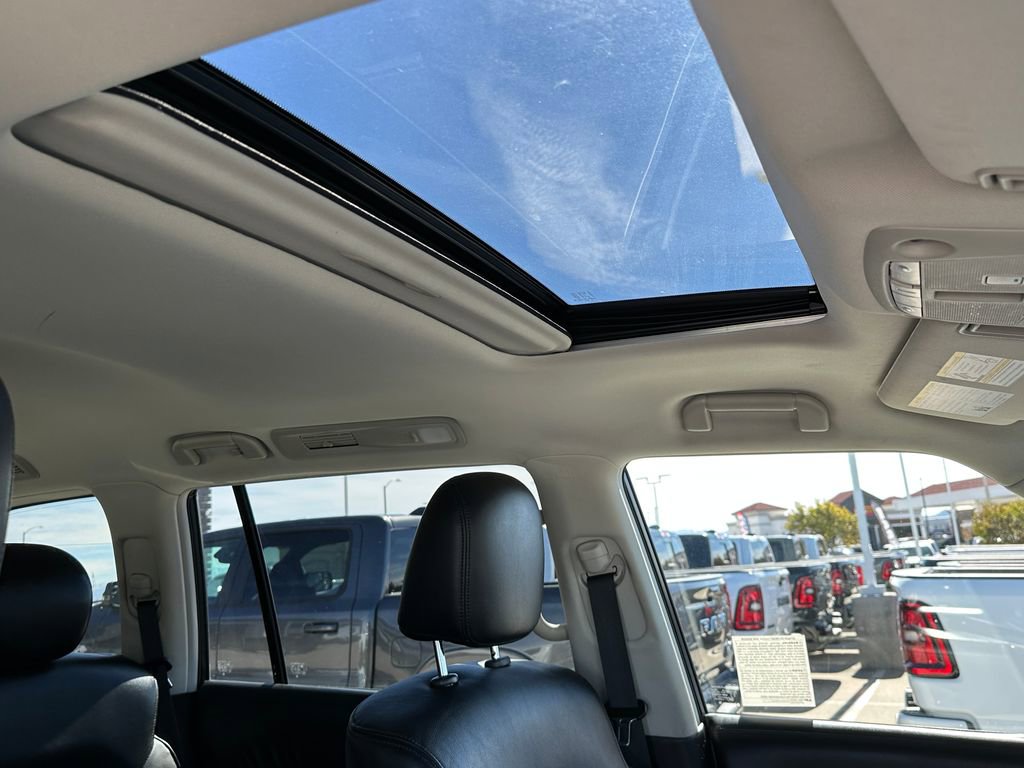 Used 2024 Nissan Armada SL w/ Captain's Chairs Package image 19