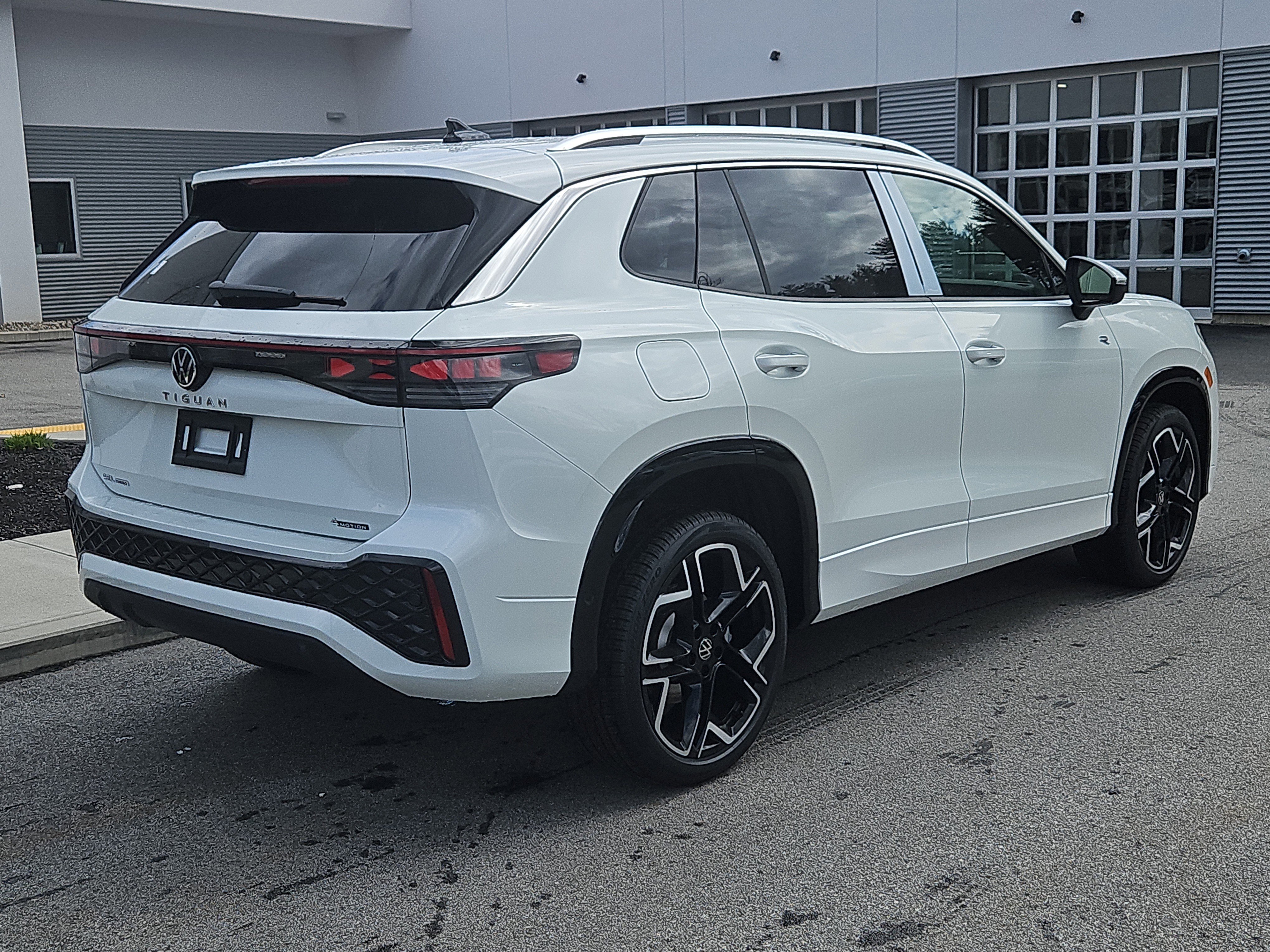 New 2026 Volkswagen Tiguan SEL R-Line image 2