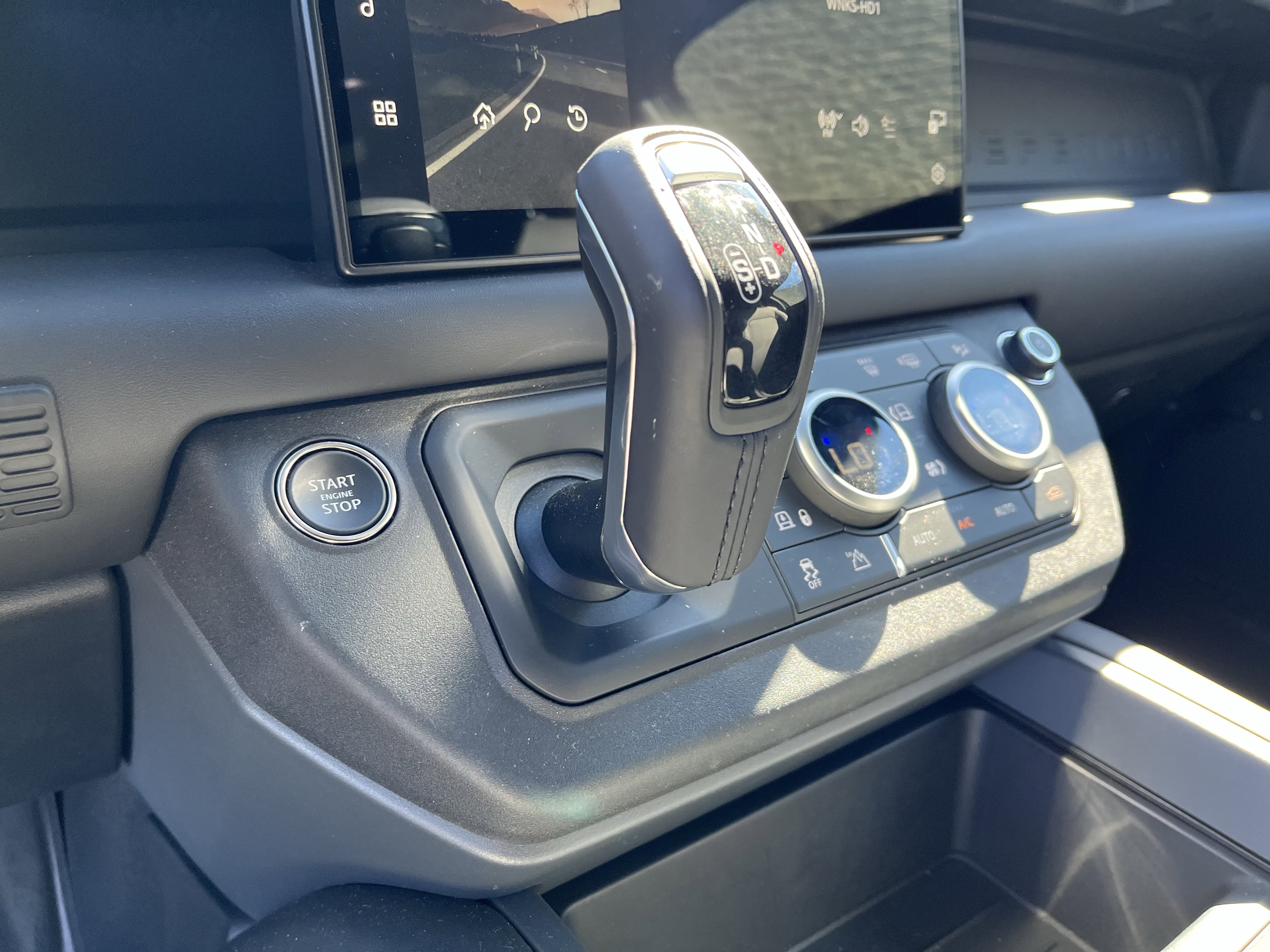 Used 2025 Land Rover Defender 90 X-Dynamic SE image 27