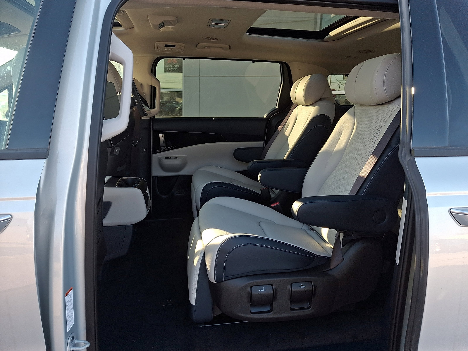 New 2025 Kia Carnival SX Prestige image 9