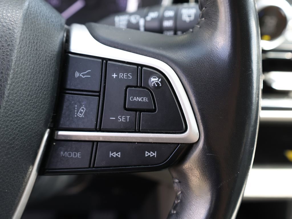 Used 2023 Toyota Highlander XLE FWD image 36