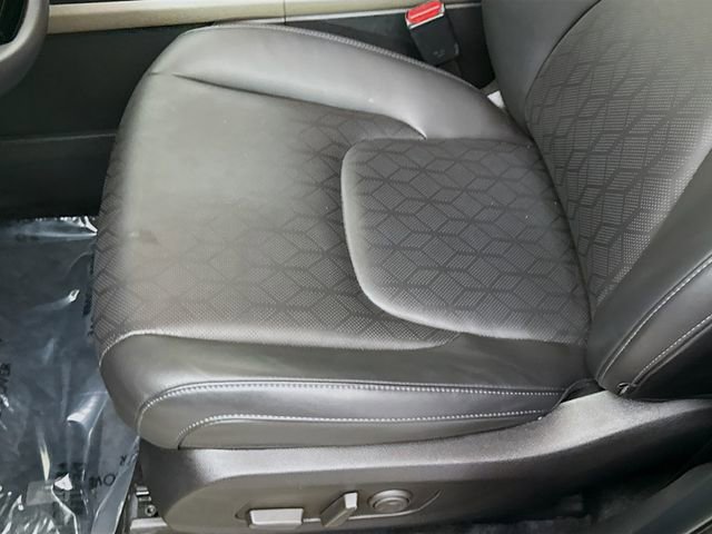Used 2026 Kia Carnival EX image 19