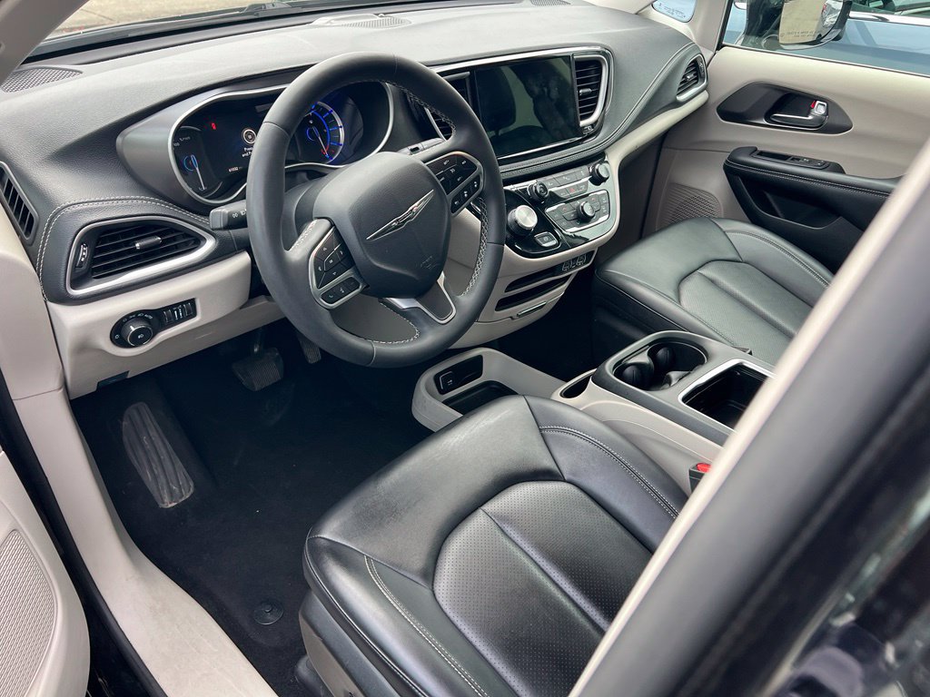 Used 2024 Chrysler Pacifica Limited FWD image 17
