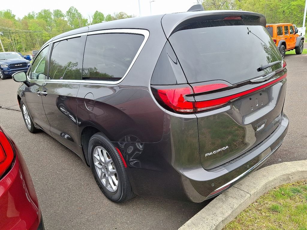 Used 2023 Chrysler Pacifica Touring-L FWD image 7