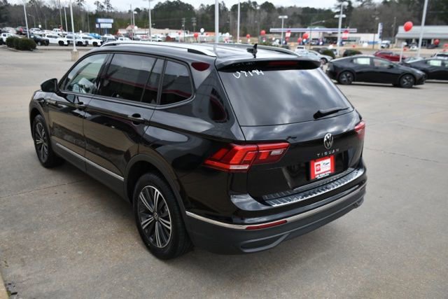 Used 2024 Volkswagen Tiguan SE image 3