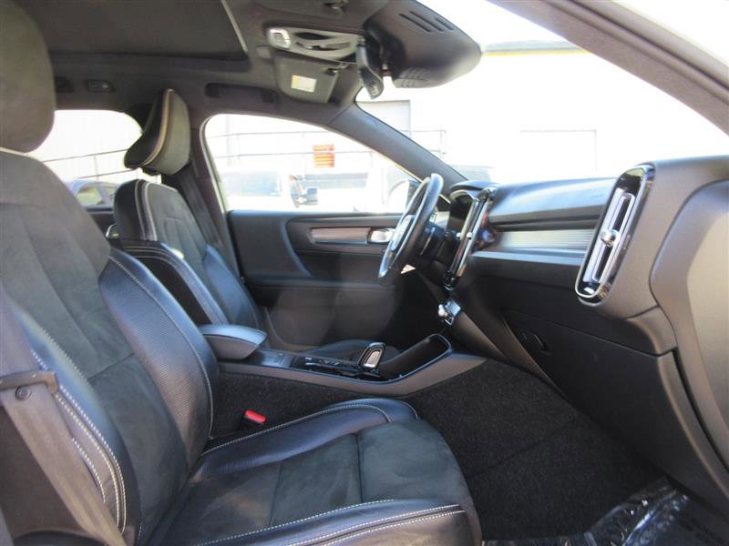 Used 2019 Volvo XC40 T4 R-Design image 34