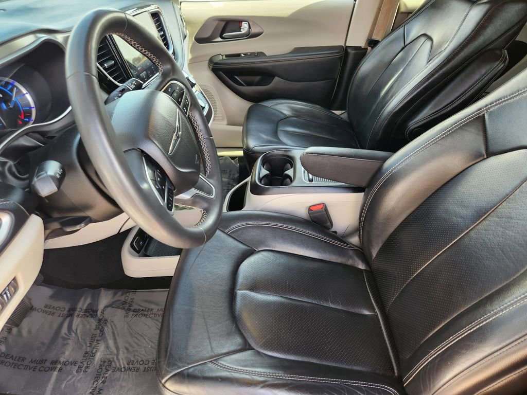 Used 2022 Chrysler Pacifica Touring-L w/ Uconnect Theater Family Group image 4