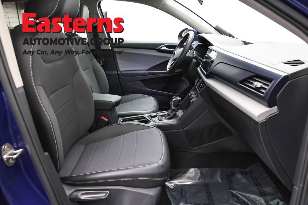 Used 2022 Volkswagen Taos SE w/ Panoramic Sunroof Package FWD image 24