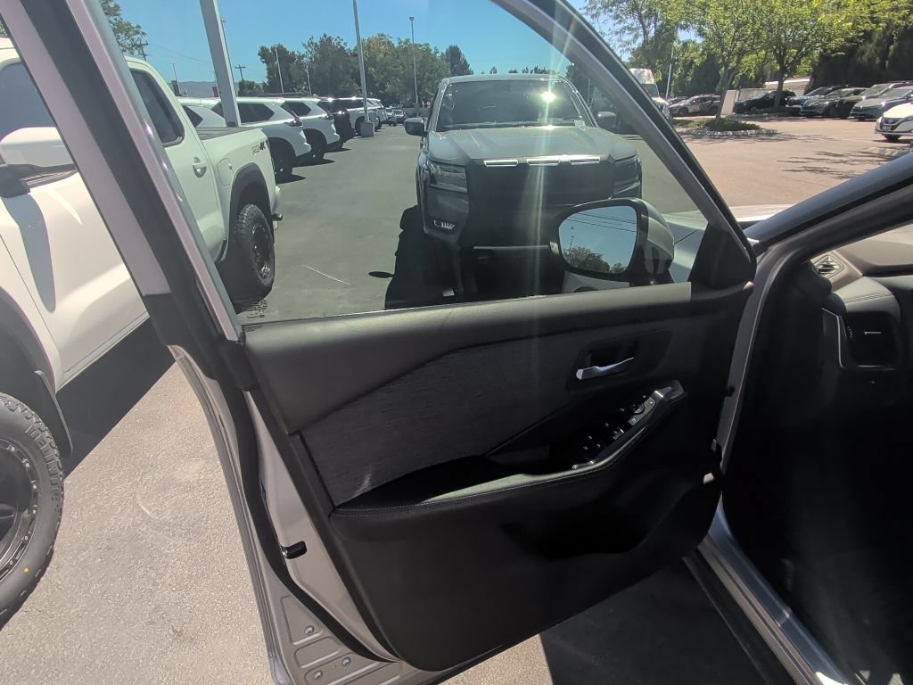 Used 2022 Nissan Rogue SV AWD/4WD image 6