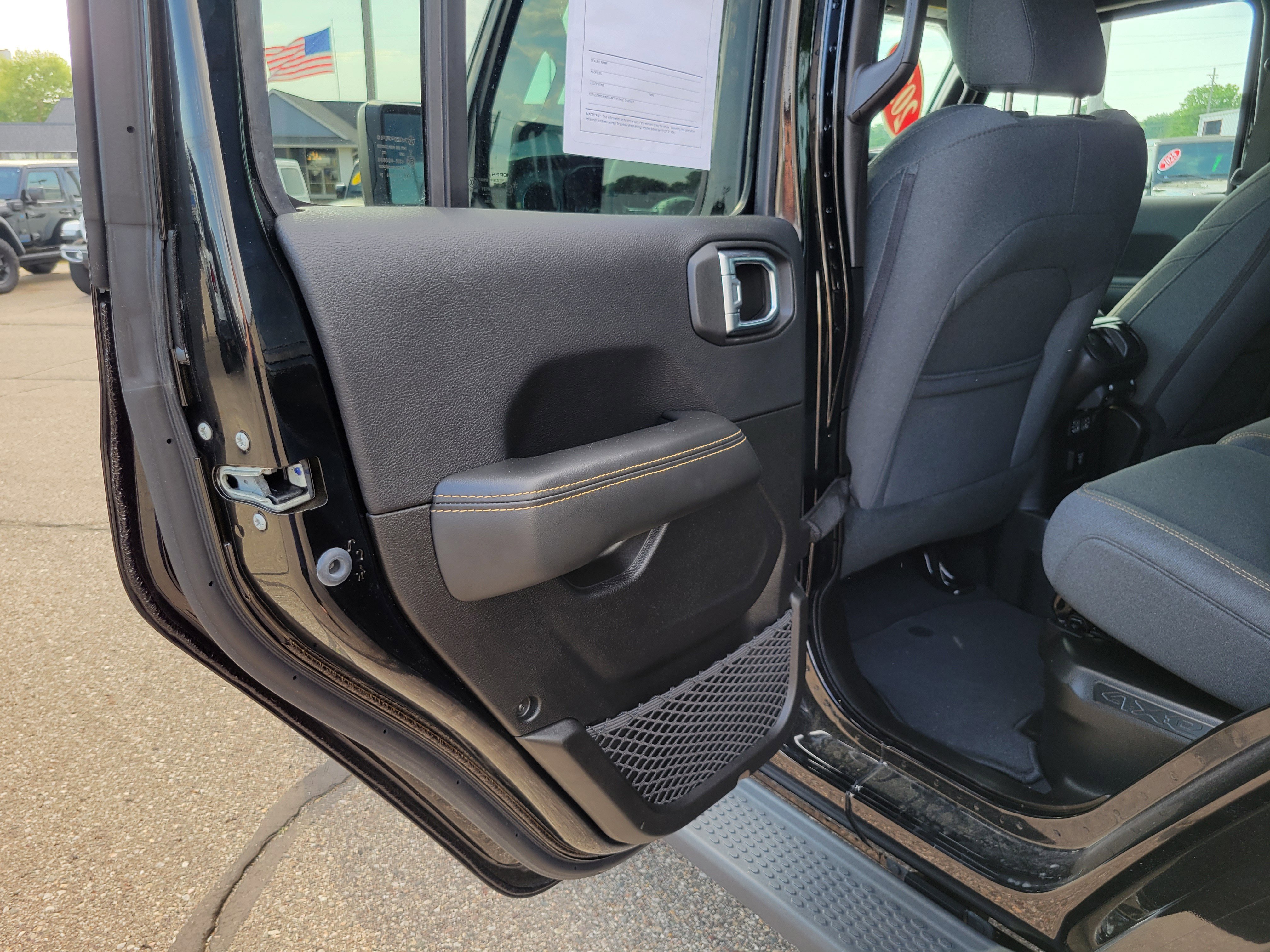 Used 2025 Jeep Wrangler Unlimited Sahara AWD/4WD image 16